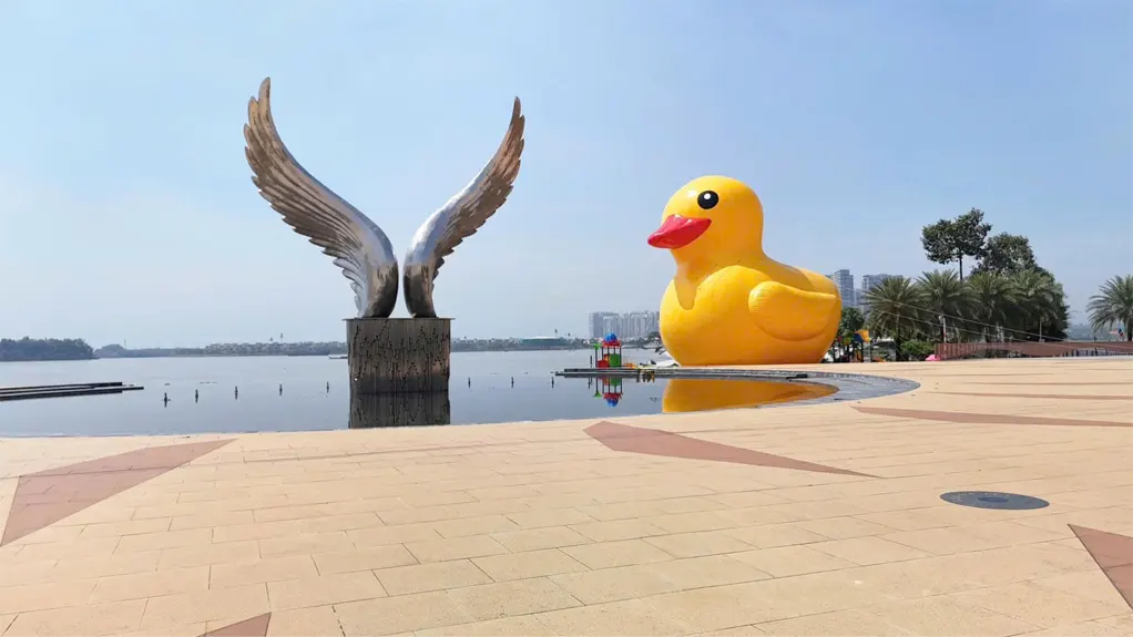 Vịt vàng khổng lồ Aqua City